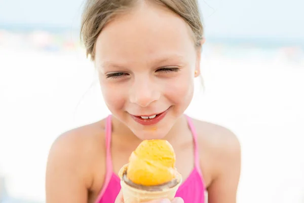 Dondurma ile bir mayo tatlı küçük kız — Stok fotoğraf