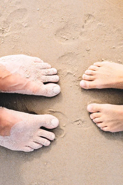 Två Par Fötter Ett Barn Och Vuxen Gyllene Sandstrand Vacation — Stockfoto