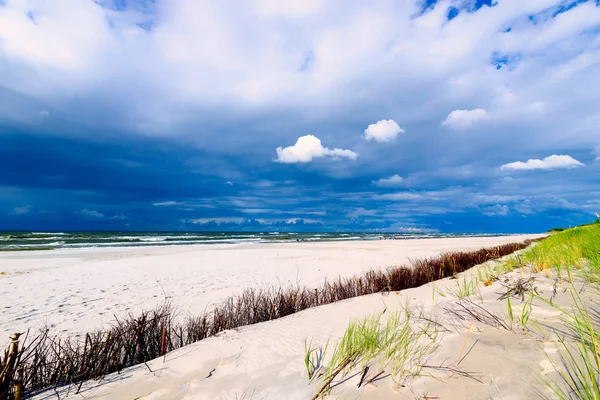 Αμμώδης παραθαλάσσια παραλία και νεφελώδης ουρανός πάνω από τη Βαλτική θάλασσα — Φωτογραφία Αρχείου