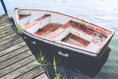 Rıhtıma demirlenmiş eski tahrip edilmiş kayık.