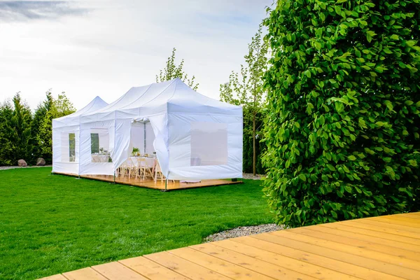 Partij tent - witte tuinfeest of bruiloft entertainment tent — Stockfoto