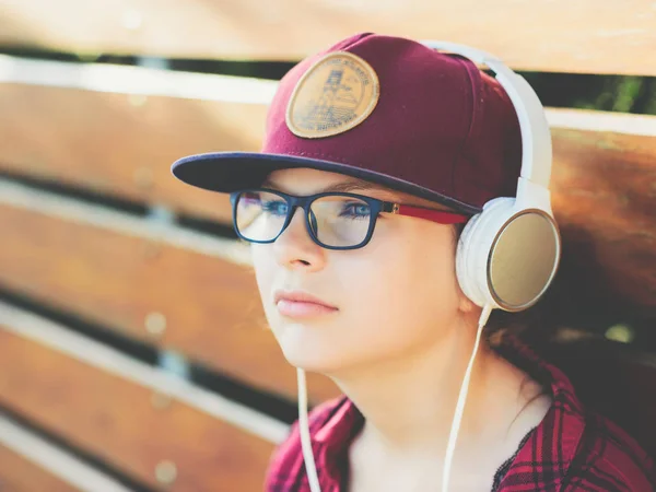 Adolescente che ascolta musica con le cuffie all'aperto — Foto Stock