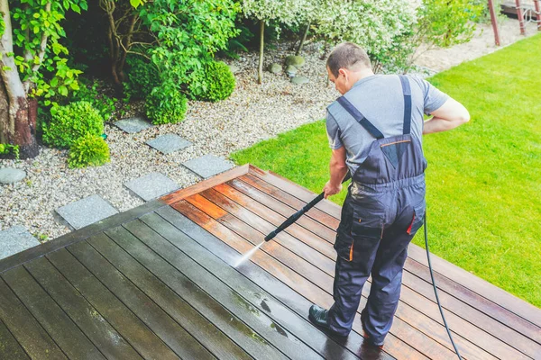 Mann Reinigt Terrasse Mit Einem Hochdruckreiniger Hochdruckreiniger Auf Holzterrassenoberfläche — Stockfoto