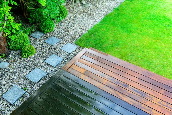 Teilweise Gereinigte Holzterrasse Mit Hochdruckreiniger Grünen Rasen Garten — Stockfoto