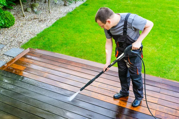 Lavado Energía Hombre Limpieza Terraza Con Una Lavadora Energía Limpiador —  Fotos de Stock