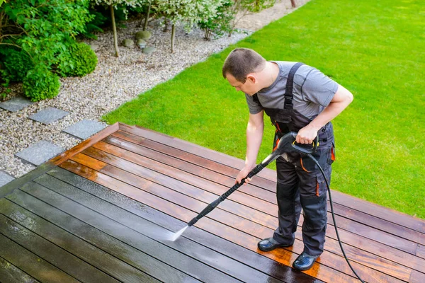 Lavado Energía Hombre Limpieza Terraza Con Una Lavadora Energía Limpiador —  Fotos de Stock