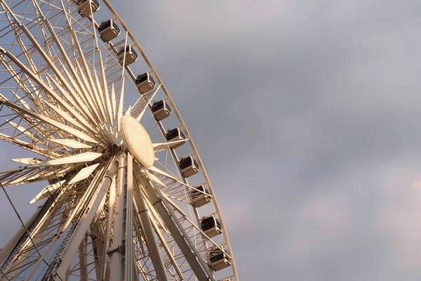 Roda Gigante Sobre Céu Nublado Durante Pôr Sol — Fotografia de Stock