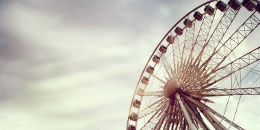 Gün batımında Bulutlu Gökyüzünde Dönme Dolap 