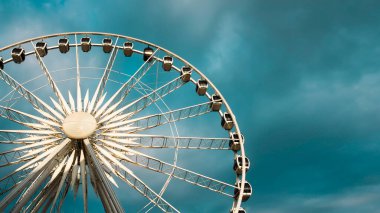 Gün batımında Bulutlu Gökyüzünde Dönme Dolap 