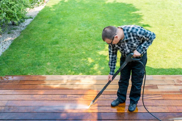 Lavado Energía Hombre Limpieza Terraza Con Una Lavadora Energía Limpiador —  Fotos de Stock