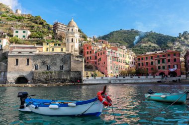 Vernassa limanında tekne. Italya 'nın Ligurya Sahili. Cinque Terre Milli Parkı. Deniz mavisi tekne. Deniz kenarında ortaçağ şehri.