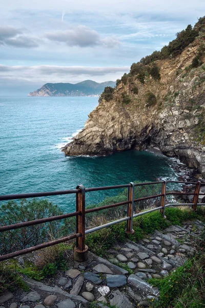 リグリア海岸チンクエテッレ国立公園 海への石の道 イタリアの石造りの海岸の眺め コルニリアのビーチへの道 — ストック写真