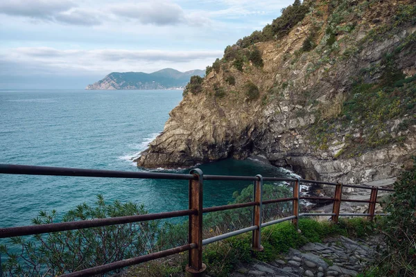 Ligurya Sahili. Cinque Terre Milli Parkı. Denizin taş yolu. Italya 'nın taş deniz kıyısındaki manzarası. Corniglia plajına giden yol.
