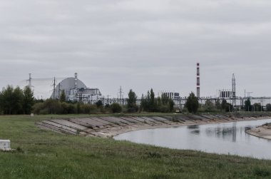 Chernobyl istasyonu. Chernobyl dışlama bölgesi. Çernobil nükleer santralinde meydana gelen kaza. Kazaların sonuçları. Sarı radyasyon işareti. Tehlikeli bir bölge. Radyasyon ile enfeksiyon.