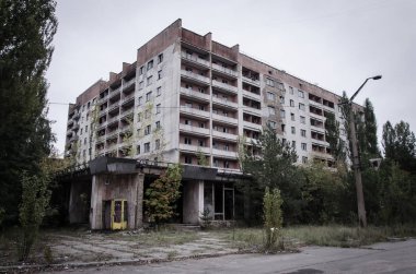 Pripyat şehri. Chernobyl dışlama bölgesi. Çernobil nükleer santralinde meydana gelen kaza. Kazaların sonuçları. Sarı radyasyon işareti. Tehlikeli bir bölge. Radyasyon ile enfeksiyon