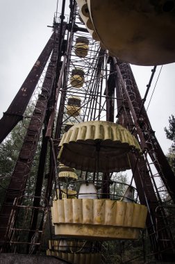 Pripyat-Chernobyl 'daki eğlence parkı. Hayalet kasaba Pripyat. Chernobyl dışlama bölgesi. Çernobil nükleer santralinde meydana gelen kaza. Kazaların sonuçları. Sarı radyasyon işareti. 