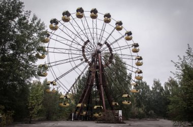 Pripyat-Chernobyl 'daki eğlence parkı. Hayalet kasaba Pripyat. Chernobyl dışlama bölgesi. Çernobil nükleer santralinde meydana gelen kaza. Kazaların sonuçları. Sarı radyasyon işareti. 