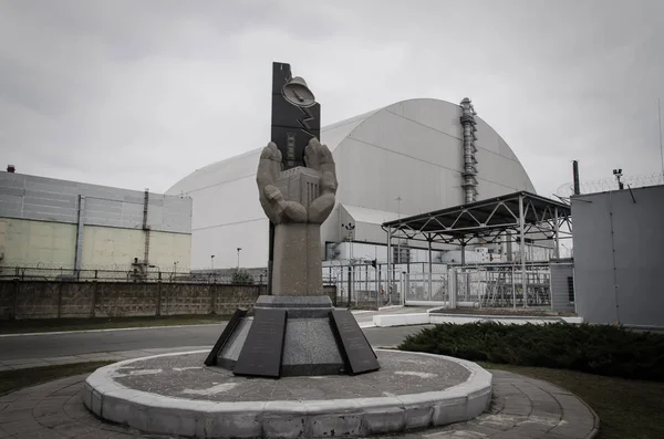 Chernobyl istasyonu. Chernobyl dışlama bölgesi. Çernobil nükleer santralinde meydana gelen kaza. Kazaların sonuçları. Sarı radyasyon işareti. Tehlikeli bir bölge. Radyasyon ile enfeksiyon.