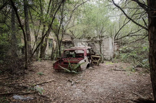 Pripyat şehri. Chernobyl dışlama bölgesi. Çernobil nükleer santralinde meydana gelen kaza. Kazaların sonuçları. Sarı radyasyon işareti. Tehlikeli bir bölge. Radyasyon ile enfeksiyon