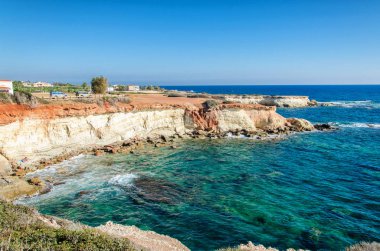 Kıbrıs kireçtaşı sahili. Akdeniz'in kıyısı. Baf deniz kıyısı, Kıbrıs.
