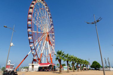 lunaparkta dönme dolap. Wonder Park, Batum, Acara, Gürcistan.