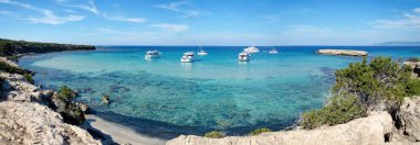 Akamas Yarımadası'nda Blue Lagoon, Kıbrıs, Akdeniz berrak su, mavi lagün yatlar
