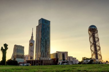 Batum modern şehir merkezinde gün batımında. Wonder Park, Batum, Acara, Gürcistan.
