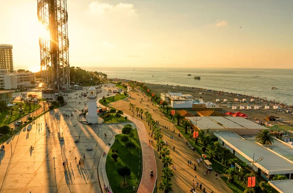 Batum şehrinin havadan görünümü. Batum sahilinde gün batımı. Wonder Park, Batum, Acara, Gürcistan.