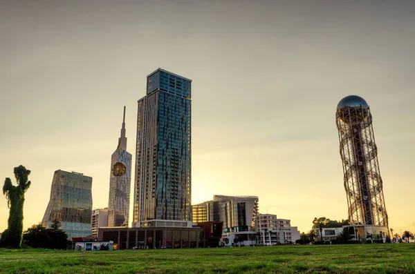 Batum modern şehir merkezinde gün batımında. Wonder Park, Batum, Acara, Gürcistan.