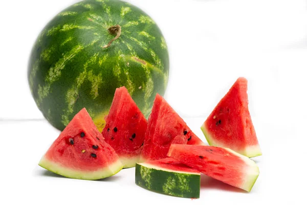 Vattenmelon Vit Bakgrund Mogen Vattenmelon Symbol För Sommaren Bitar Vattenmelon — Stockfoto