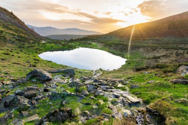 Dağlarda bir dağ gölünde şafak vakti, Ukrayna Karpatları