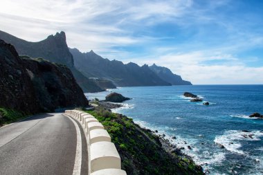 Arkadaki Anaga Dağları 'ndaki yol Atlantik Okyanusu Tenerife' dir.