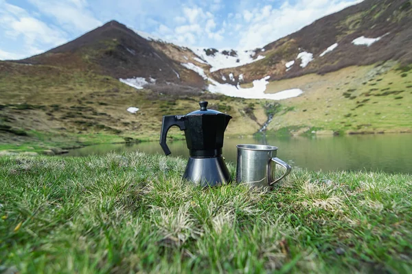 Coffee from a geyser coffee maker is poured into a cup, breakfast on a high-altitude lake in the Carpathians — Stock Photo, Image