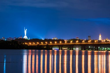 Kyiv 'in akşam manzarası, gece şehir ışıkları, nehir üzerindeki köprü, Ukrayna' nın başkenti manzarası.
