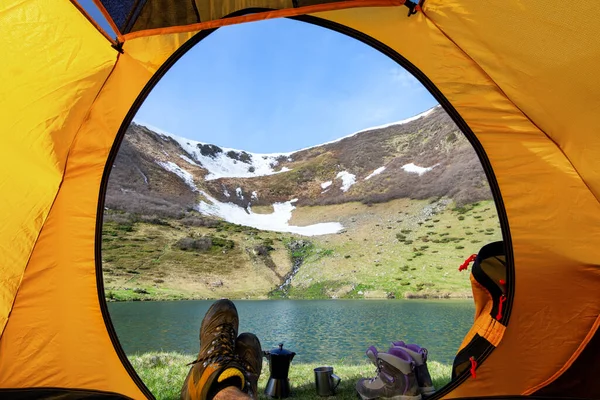 テントからの眺め 山の景色を望むオープンテント トレッキングブーツ 近くの淹れたてのコーヒー カルパティアの標高の高い湖での朝食 青い水のヴォロジェスカ湖 — ストック写真