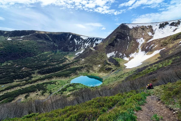 Lago Las Montañas Los Cárpatos Ucranianos Lago Vorozheska Pendientes Verdes — Foto de Stock