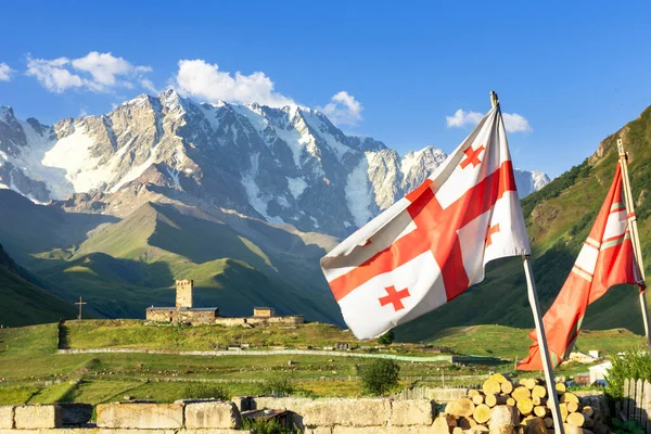 Gürcistan bayrağı, arka planda Gürcistan 'ın en yüksek dağı, Avrupa' nın en sıcak topluluğu Ushguli, Svaneti, Kafkasya, Gürcistan