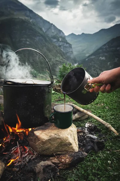 Kaffee Wird Morgens Bei Einer Wanderung Den Kaukasus Bergen Aus — Stockfoto