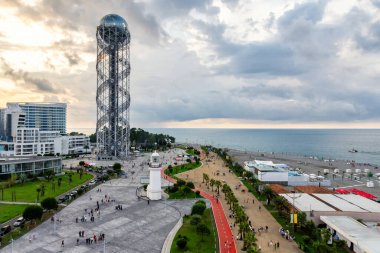 Gürcistan 'ın güzel Batumi tatil köyü ve Karadeniz' in panoramik şehir merkezi manzarası altın yaz sabahı güneşinin altında