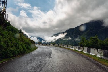 Sonbaharda dağlarda dağ yolu