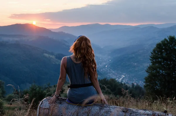 Ein Mädchen Sitzt Rand Der Klippe Und Blickt Auf Das — Stockfoto