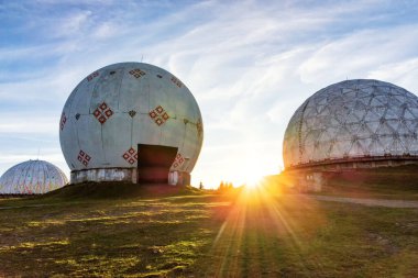 Sovyet Pamir radar istasyonu, SSCB gizli askeri üssü, eski radar istasyonunda şafak vakti, antenli askeri birlik, Karpatlar, Ukrayna