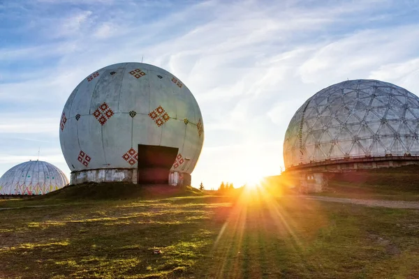 Sovyet Pamir radar istasyonu, SSCB gizli askeri üssü, eski radar istasyonunda şafak vakti, antenli askeri birlik, Karpatlar, Ukrayna