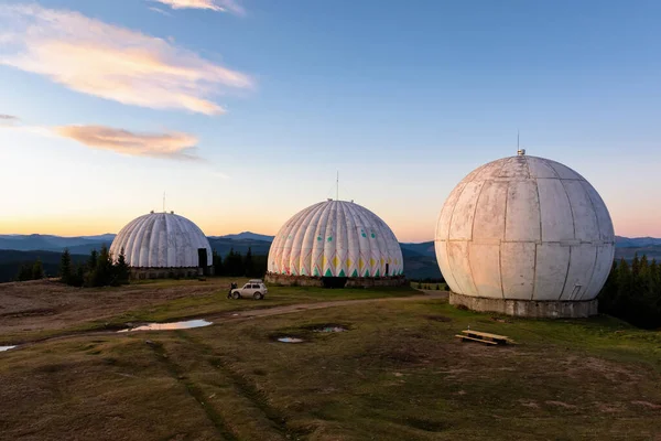 Sovyet Pamir radar istasyonu, SSCB gizli askeri üssü, eski radar istasyonunda şafak vakti, antenli askeri birlik, Karpatlar, Ukrayna