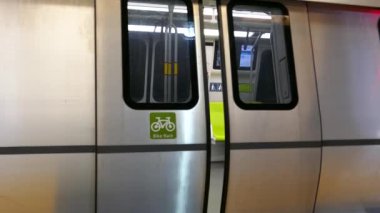 BART metro kapıları San Francisco 'dan kalkmak için kapanıyor. Yeni yeraltı tünelleri. 2020 San Francisco, CA, ABD