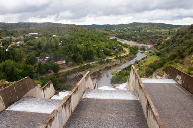 Üzerinde şelale olan bir baraj.