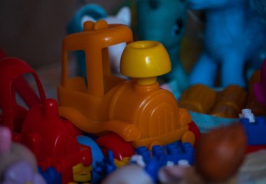 Tren çocukların oyuncaklarıyla çevrili.