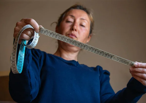 White Adult Woman Taking Measurements — Stock Photo, Image