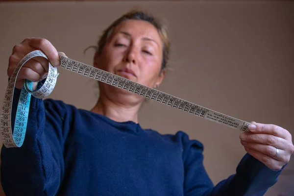 White Adult Woman Taking Measurements — Stock Photo, Image