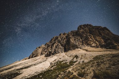 Samanyolu ile Tre Cime Dolomiti ve gece gökyüzü
